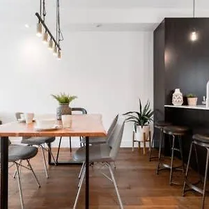 Apartment Sleek In The Heart Of Little Italy By Den, Montreal